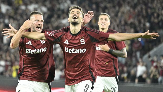 Albion Rrahmani slaví gól