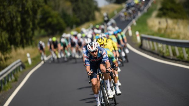 Cyklisté při první etapě na Czech Tour