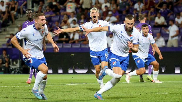 Erik Prekop se spoluhráči z Baníku Ostrava slaví vstřelený gól do sítě Austrie Vídeň