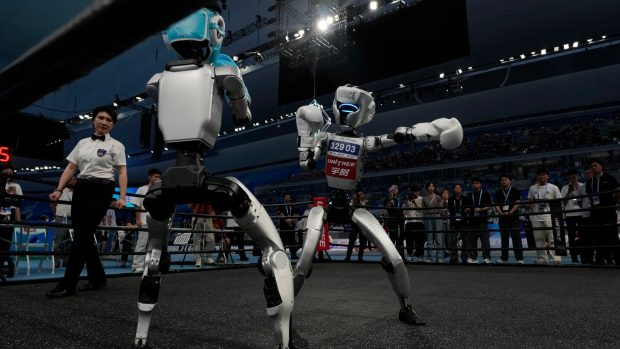 Roboti soutěží na akci Free Combat v rámci Světových her humanoidních robotů, která se konala v Pekingu v Číně v pátek 15. srpna 2025