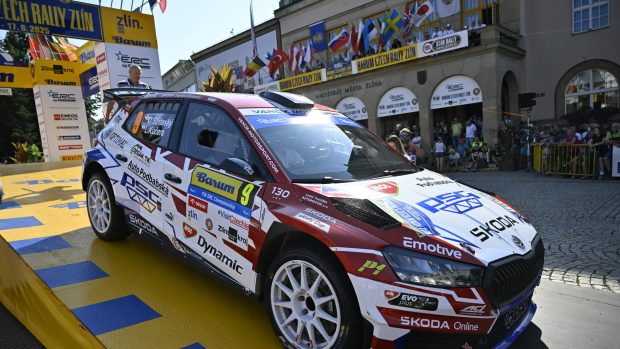 Fanoušci se před pátečním startem Barum rally schovávali před vedrem v průchodech a na místech ve stínu