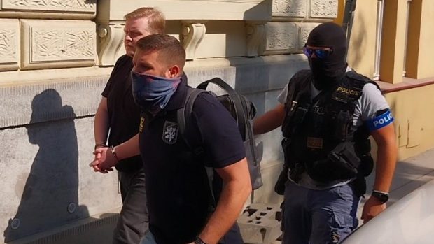 Policie odvedla v pátek odpoledne dárce Jiřikovského na výslech.