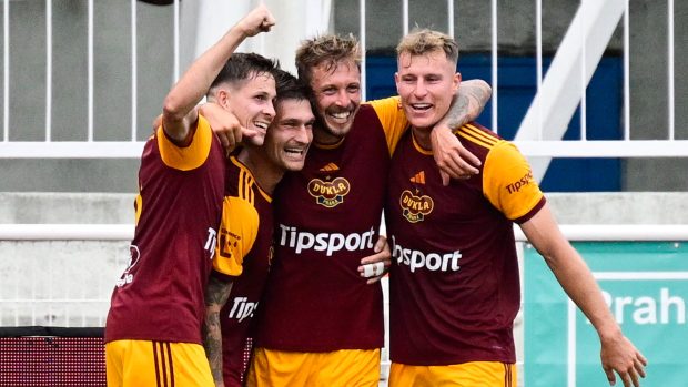 Fotbalisté pražské Dukly slaví gól Jana Peterky