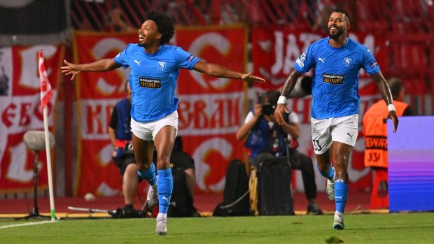 Fotbalisté Pafosu slaví gól do sítě Crvene Zvezdy