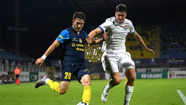 Nikita Iosifov z Celje v souboji s Karlem Pojezným z Ostravy