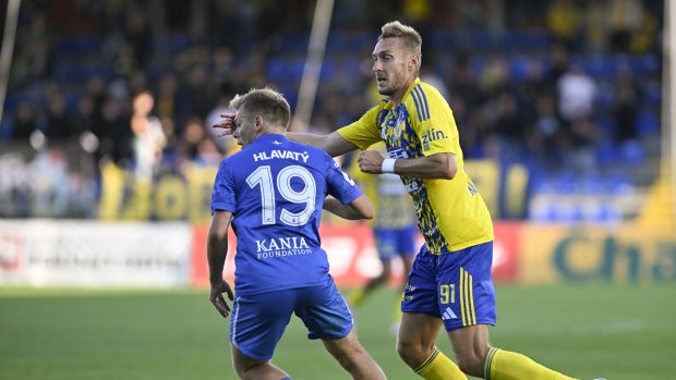 Jan Kalabiška, autor vítězné branky Zlína, v souboji s libereckým Michalem Hlavatým