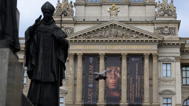 Průčelí Národního muzea láká na výstavu fosiílií Lucy a Selama
