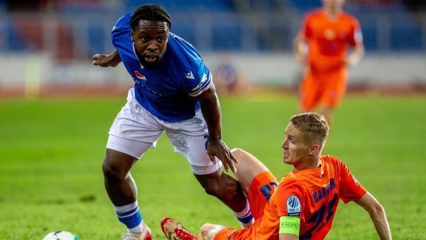 Dennis Owusu z Ostravy a Žan Karničnik z Celje