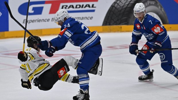 Michal Gulaši z Komety Brno tvrdě zastavuje útočníka Brynäs Lucase Petterssona
