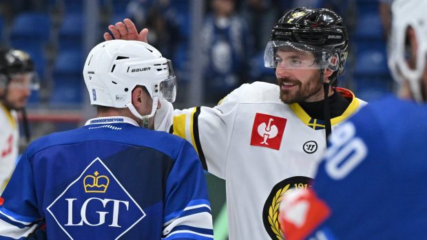 (Zleva) Jakub Flek z Brna a Michal Kempný z Brynäsu po zápase