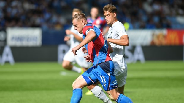 Plzeňský Matěj Vydra v souboji s Vojtěchem Stránským