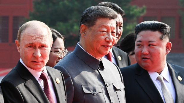 Ruský prezident Vladimir Putin, jeho čínský protějšek Si Ťin-pching a severokorejský vůdce Kim Čong-un