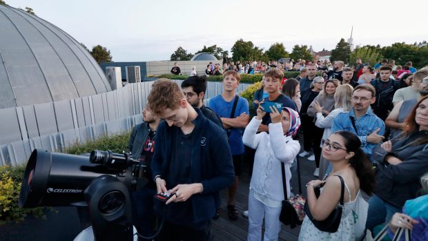 Lidé na střeše brněnské hvězdárny čekají, až vyjde Měsíc