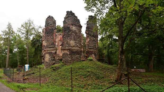 U Ostrova na Karlovarsku pokračuje zakonzervování a rekonstrukce torza loveckého zámečku v Mořičově.