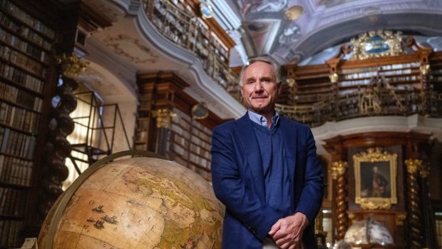 Americký spisovatel Dan Brown v barokní knihovně Klementina