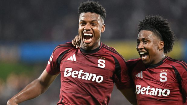 Ekvádorci John Mercado a Angelo Preciado slaví gól