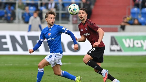 Finský záložník Kaan Kairinen ze Sparty v souboji s ostravským Christianem Frýdkem