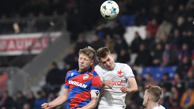 Plzeňský kapitán Lukáš Červ v souboji s Michalem Sadílkem