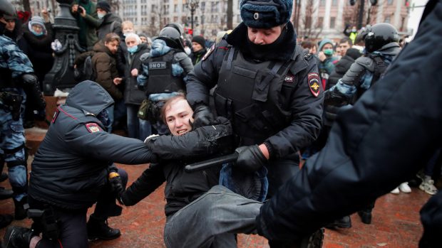 Protestující požadovali propuštění Navalného, který byl zatčen, když se vrátil do Moskvy z léčení v Německu.