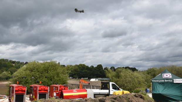 V práci pokračuje také vojenský vrtulník Chinook a příslušníci britského královského letectva