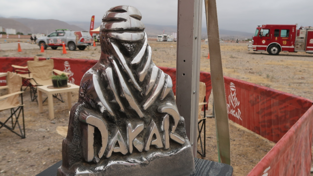 Replika trofeje pro vítěze Ralley Dakar
