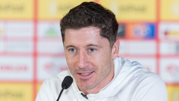 Kapitán polské reprezentace Robert Lewandowski na tiskové konferenci před utkáním kvalifikace na EURO proti Česku