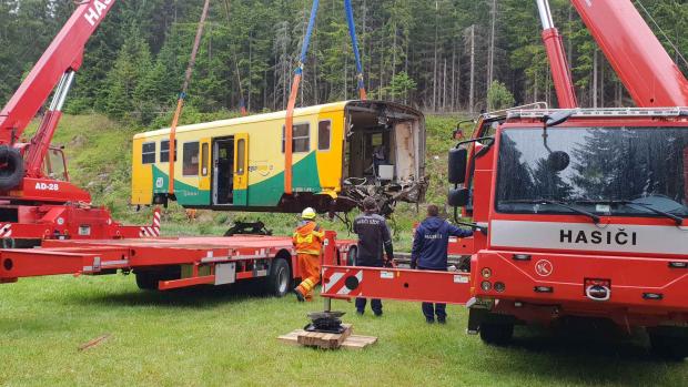 Naložení vlaku na přívěs kamionu trvalo asi hodinu. Hasiči využili techniku Správy železnic, jeřáby z Chebu a Ústí nad Labem a tahač z Prahy