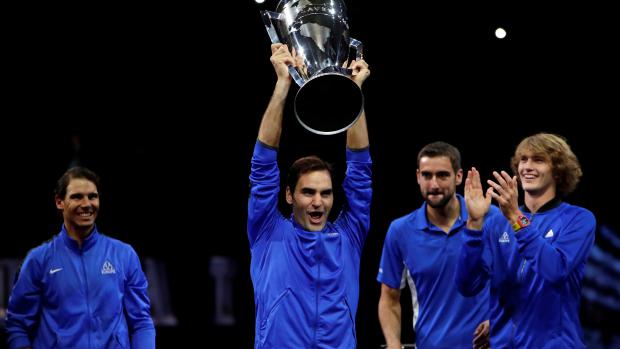 Roger Federer s trofejí pro vítěze Laver Cupu