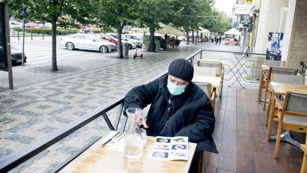 Osamocený zákazník restaurace na pražském Václavském náměstí