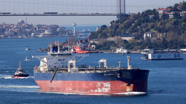 Ropný tanker SCF Surgut, vlastněný předním ruským lodním dopravcem Sovcomflot, proplouvá Bosporem v tureckém Istanbulu