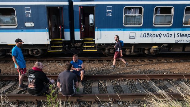 Lůžkové vozy, které dobrovolníkům slouží k přespávání, přivezl ve spolupráci s Českými drahami Cargo Albert Fikáček