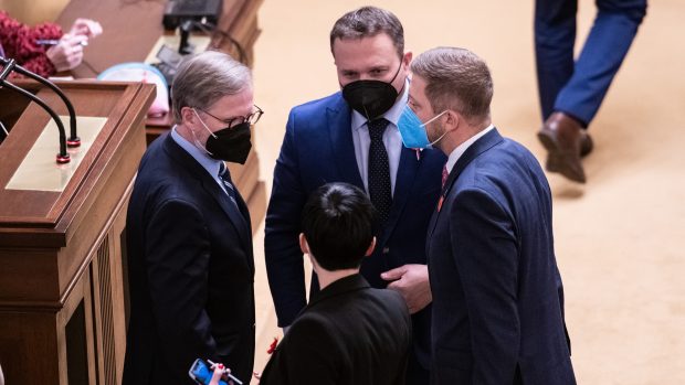 Marián Jurečka, Petr Fiala, Vít Rakušan a Markéta Pekarová Adamová při jednání Poslanecké sněmovny.