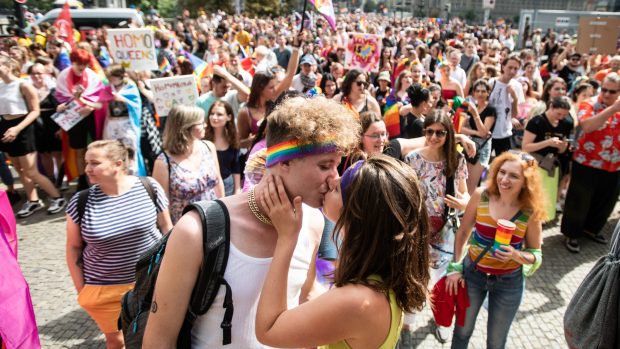 Prahou prošel v sobotu duhový průvod Prague Pride