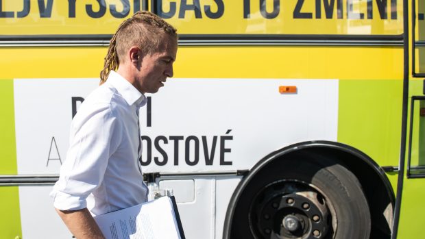 Odjezd volebního autobusu koalice Piráti a Starostové. Ivan Bartoš.