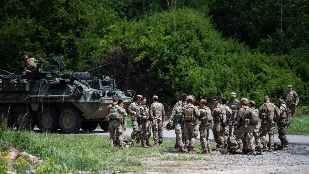 Američtí vojáci a obrněnec Stryker po ukončení ukázky pro novináře