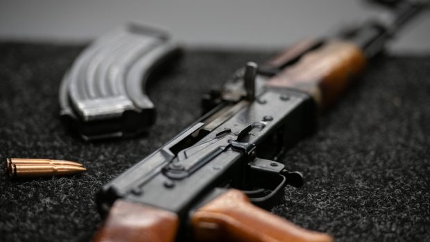 Balistická zkouška bezpečnosti neprůstřelné vesty. Ruská automatická útočná puška AK-47