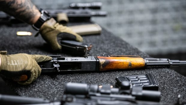 Funkčnost plátů testuje Prague Support Team třemi zbraněmi, se kterými by se běloruští dobrovolníci mohli na Ukrajině setkat: útočná puška AK-47 (známá jako kalašnikov), americká AR-15 a SVD (Dragunovova odstřelovací puška).