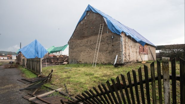 Na severozápadní straně vesnice vypadají všechny ploty podobně.