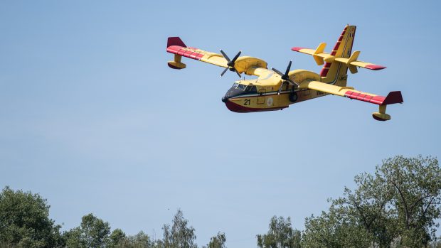 Italský Canadair CL-145 nad jezerem Milada