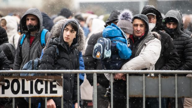 Uprchlíci čekající v pátek dopoledne ve frontě