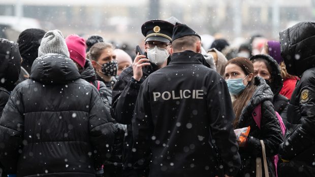 Policie pomáhá ukrajinským uprchlíkům před Kongresovým centrem.