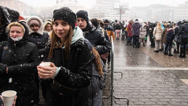 Úřad vysokého komisaře OSN pro uprchlíky ve středu oznámil, že z Ukrajiny za týden od zahájení ruské invaze uprchlo více než milion lidí, což je více než dvě procenta populace