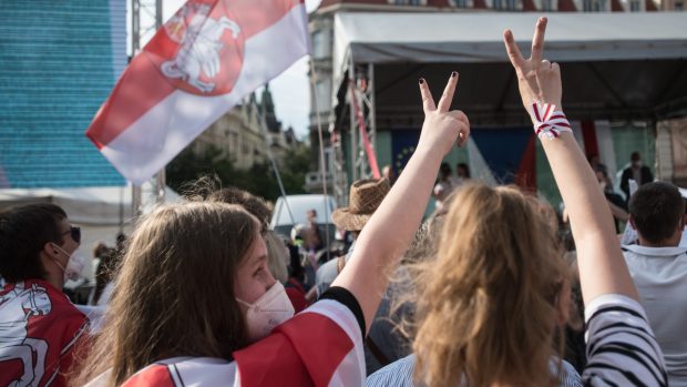 Představitelka běloruské opozice Svjatlana Cichanouská vystoupila na demonstraci na Staroměstském náměstí.