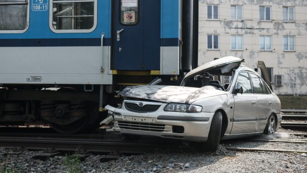 Do vraku ve velmi malé rychlosti naráží posouvaný vagón a ještě více jej demoluje.