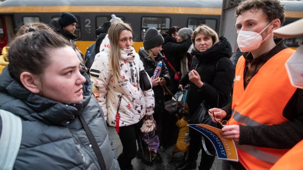 Ukrajinští uprchlíci přijeli vlakem z Přemyšle na Hlavní nádraží v Praze.