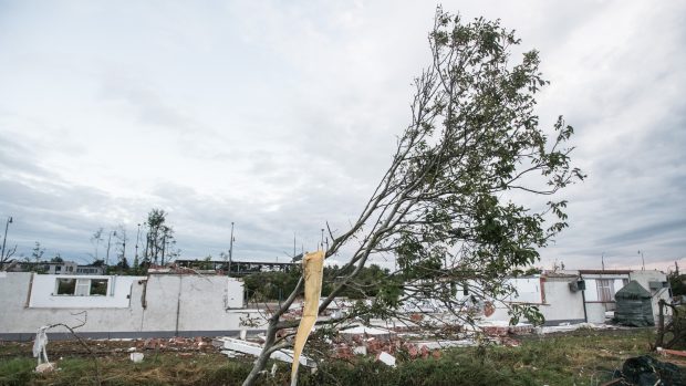 Úklid, opravy a demolice v obci Mikulčice poničené tornádem.