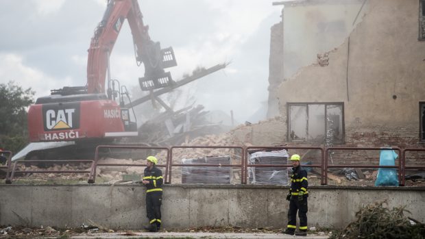 Demolice obecních domů Lužici po zásahu tornádem.