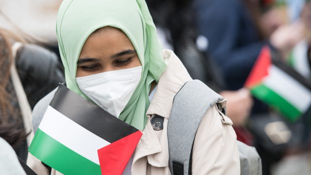 Příznivci Palestiny demonstrovali za svobodu Palestiny. U Izraelské ambasády je čekali podporovatelé Izraele. Policie k sobě obě skupiny nepustila.