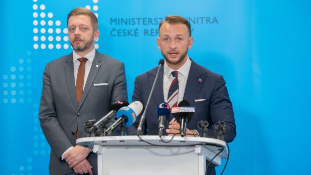 Slovenský ministr vnitra Matúš Šutaj Eštok s jeho českým protějškem Vítem Rakušanem