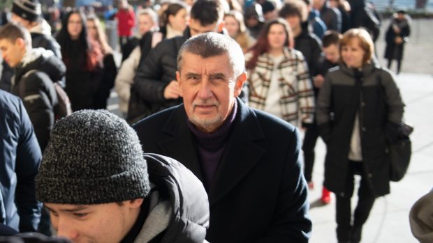 Andrej Babiš ve frontě na výstavu korunovačních klenotů